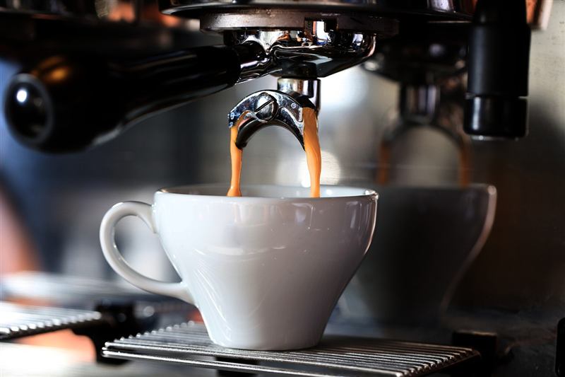 Espresso spływające do filiżanki