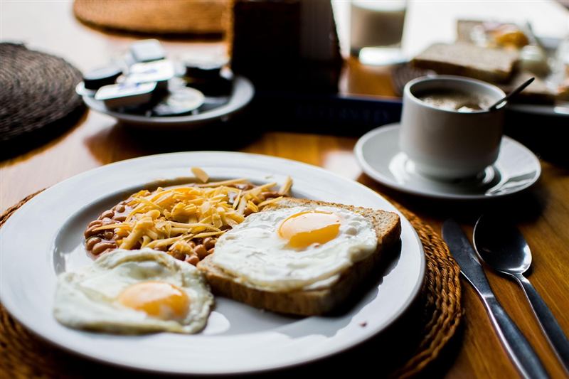 Śniadanie: jajka, tost i kawa